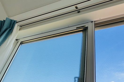 窓ガラス交換の費用相場と自分で修理する方法！ガラスの選び方も解説