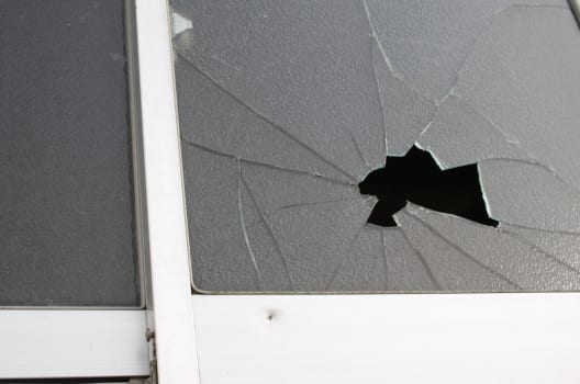 風速20m以上は飛散物で窓ガラスが割れる危険性が高い